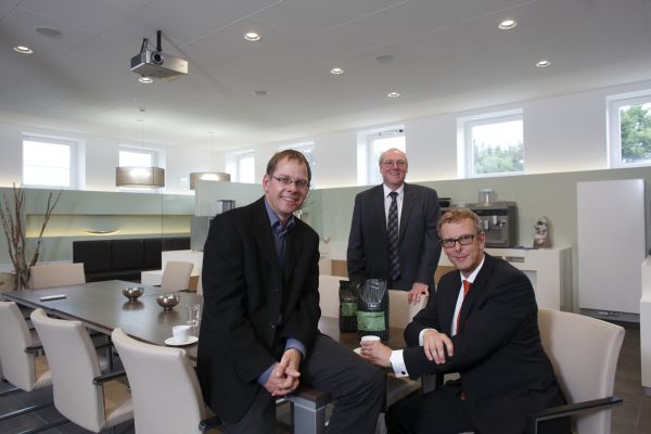 Axel Runksmeier, (v.l.), Bernd Buchholz und Harald Johanning-Meiners im Schmuckstück des neuen Technologiezentrums, dem Ausstellungs- und Konferenzraum. Foto: Melitta
