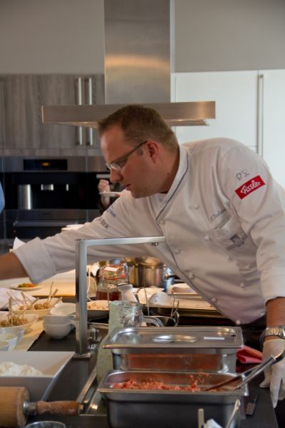 Chefkoch Bernhard Tintemann begleitet die acht bis vierzehn Tafelkünstler im Miele-Kochstudio. Foto: Hotel Moselschlösschen