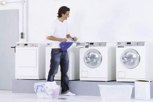 Jubiläumsmodelle zum 90. Geburtstag von Miele-Wäschereitechnik: Eine Waschmaschine und drei verschiedene Trockner aus der bewährten Baureihe der „Kleinen Riesen“ sind im Set besonders preisgünstig. Fotos: Miele