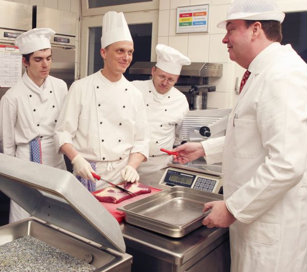 Im Praxis- Workshop Cook & Chill wird nicht nur qualitativ, sondern auch wirtschaftlich gekocht, gekühlt und regeneriert. Foto: Netzwerk Culinaria