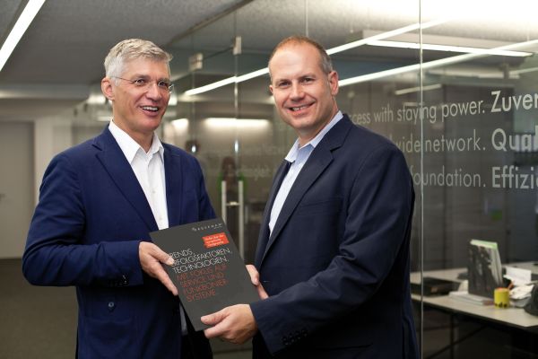 Jean-George Ploner (links), Geschäftsführer Ploner Hospitality Consulting, übergibt Mark Schoen (rechts), Geschäftsführer von Orderman, die Gastro-Studie 