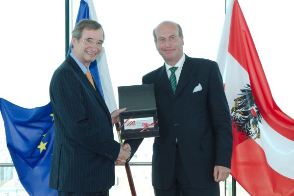 Wirtschaftskammer-Präsident Christoph Leitl gratuliert Orderman Geschäftsführer Axel F. Pawlas zur Auszeichnung „World-Champion of Hidden Champions“. Foto: Orderman