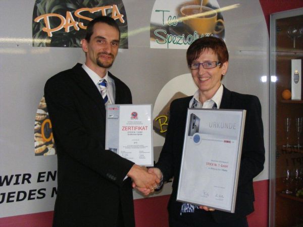 Gudula Otto, Geschäftsführerin von Stock Nr. 1, setzt vor allem auf Schnelligkeit und erfahrene Mitarbeiter. Bereits zum zweiten Mal kann sie sich jetzt über die Auszeichnung zum Rational-Servicepartner des Jahres freuen – überreicht von Markus Dodl von Rational Großküchentechnik. Foto: Rational