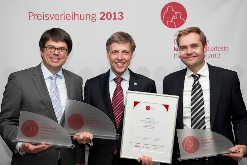 Nahm die Auszeichnung entgegen: Peter Stadelmann (M., Vorstandsmitglied Personal der Rational AG) mit den Servicerating Geschäftsführern Oliver Gaedeke (r.) Thorsten Peter. Foto: Handelsblatt