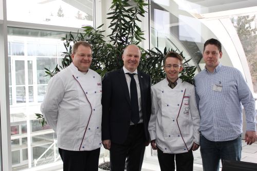Glückliche Gesichter bei der Siegerehrung der Selfcooking-Center-Whitefficiency-Profis 2012 (v.l.): Ralph Rößner, selbständiger Koch aus Sulzbach, Reinhard Banasch, Vorstand Vertrieb Rational, Bernd Morill, Küchenchef Hotel Heiligenstadter Hof, und Christian Böker, Fleischerei Böker. Foto: Rational