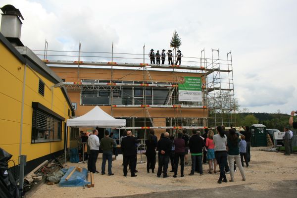 Das Richtfest des energetischen Neubaus konnte in Rekordzeit gefeiert werden – der Einzug ist bereits für Juni geplant. Foto: SYS Systemfiltration