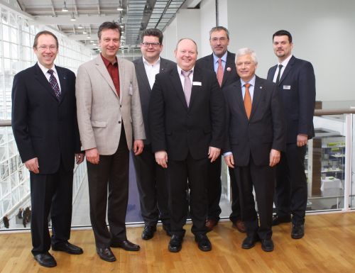 Gemeinsam aktiv für eine gute Sache - fünf Branchenverbände gründen das neue Portal www.branchenkalender-gv.de. Hier mit ihren Vertretern (v. l.) Stefan Scheringer (VGG), Carsten Zellner (VdF-Vorstandsvorsitzender), Frank Höck (VdF-Vorstand Externe Kommunikation), Andreas Helm (HKI), Jochen Emmerich und Thomas Grothkopp (beide GGKA) sowie Adrian Brändle (HKI). Auf dem Foto fehlt der Partner FCSI Deutschland – Österreich. Fotos: VdF