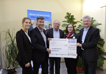 Scheckübergabe am Kinderzentrum Maulbronn (v.li.): Christine Husemann, Junior-Personalreferentin bei Blanco, Ulrich Harm, Personaldirektor bei Blanco, Werner Hupbauer und Pfarrerin Sabine Leibbrandt von der Christophorushilfe e.V., dem Förderverein des Kinderzentrums, und Jens Döllerer, Leiter Personal- und Sozialwesen bei Blanco Professional. Foto: Blanco Professional