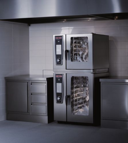 Das Self Cooking Center mit der Reinigungsfunktion Care Control erkennt den Verschmutzungs- und Pflegezustand und schlägt automatisch die passende Reinigungsstufe vor. Foto: Rational