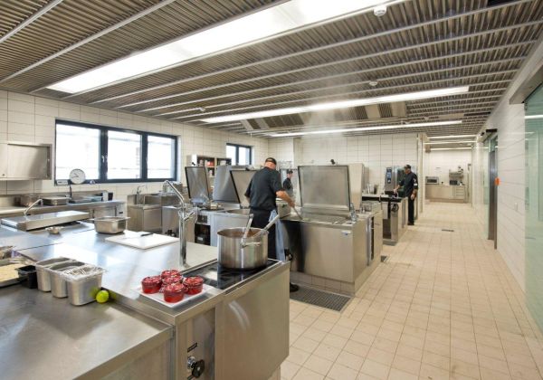 Die individuellen Serviceleistungen der Hidria GIF umfassen maßgeschneiderte Systeme für Ent- sowie Belüftungsdecken und bieten gleichzeitig allen Beteiligten die Nutzung von Fachkenntnissen an. Fotos: Hidria GIF