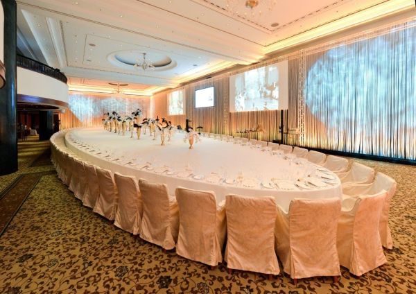 Zwanzig Mitarbeiter waren beschäftigt, um 220 Quadratmeter Stoff richtig und faltenfrei unter den aufmerksamen Blicken von Kaechele-Geschäftsführer Dieter Fiebelkorn im Hotel Adlon Kempinski in Berlin zu platzieren. Foto: Kaechele