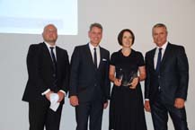 Christian Traßl (Jury-Vorsitzender, Geschäftsführer EPP-Forum e.V. und stellvertretender Bereichsleiter Kunststoffe, Neue Materialien Bayreuth GmbH) Robert Metzger (Geschäftsführer MunichExpo Veranstaltungs GmbH), Cindy Böhm (Pressereferentin Kahla/Thüringen Porzellan GmbH) und Moderator Jan Stecker (v.l.). Foto: MunichExpo Veranstaltungs GmbH