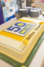  Den 50. Geburtstag feierte Metro Cash & Carry im ältesten Metro-Großmarkt in Mülheim an der Ruhr. Café Sander, langjährigster Kunde des Großmarktes, gratulierte mit einer Torte. Foto: Metro Cash & Carry