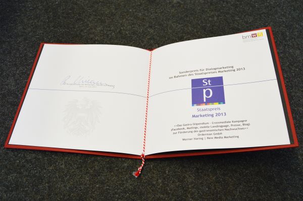Eine rubinrot eingebundene, mit dem österreichischen Bundesadler versehene Siegerurkunde „Staatspreis Dialogmarketing“ gab es für die Förderung des gastronomischen Nachwuchses mit dem Gastro-Stipendium.