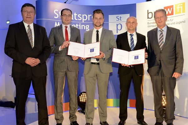 Österreichs Wirtschaftsminister Reinhold Mitterlehner (r.) überreicht dem Orderman Marketing Team die Staatspreis-Urkunde. Fotos: Orderman