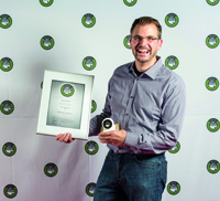  Stolzer Preisträger: Gastro24-Geschäftsführer Nils Sannemann mit dem Shop Usabilty Award. Foto: Gastro24