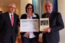  Verkaufsleiter Uwe Nitschke (l.) und Geschäftsführer Michel le Clercq übergaben den Spendenscheck von Temp-Rite an Barbara Frerker, stellvertretende Kuratorin und Geschäftsführerin der Stiftung. Foto: Temp-Rite