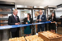 Offizielle Eröffnung von Wieheu France durch Volker Groos (Geschäftsführer Wiesheu GmbH), Marie-Reine Fischer (Vize-Präsidentin der Regionalversammlung Elsass) und Jean-Luc Keaercher (Geschäftsführer Wiesheu France). Foto: Wiesheu
