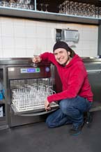 Gläser-Untertischspülmaschinen der UC-M Energy mit einer RoMatik XS asseraufbereitung an der MioMatto Theke. Foto: Winterhalter