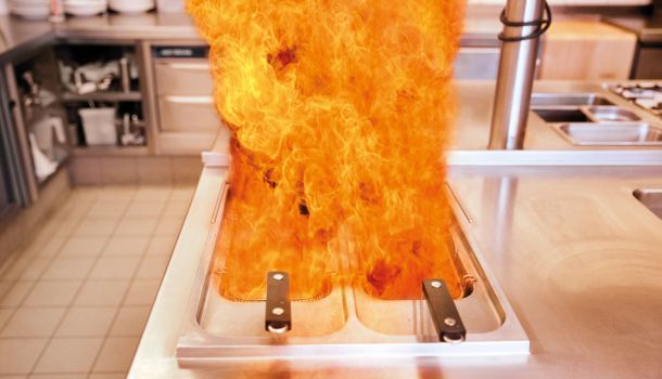 Brennende Fritteuse in einer Restaurantküche