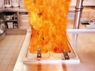 Brennende Fritteuse in einer Restaurantküche