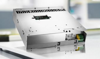 Metallgehäuse eines Induktionsgenerators auf einer Arbeitsfläche.