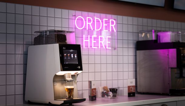 Auf einer Selbstbedienungstheke steht ein Melitta-Kaffeevollautomat