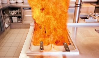 Brennende Fritteuse in einer Restaurantküche