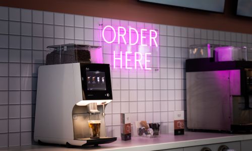 Auf einer Selbstbedienungstheke steht ein Melitta-Kaffeevollautomat