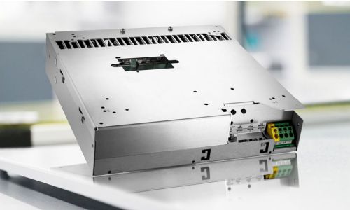 Metallgehäuse eines Induktionsgenerators auf einer Arbeitsfläche.