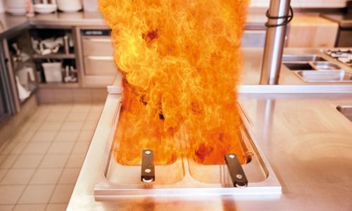 Brennende Fritteuse in einer Restaurantküche