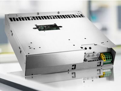 Metallgehäuse eines Induktionsgenerators auf einer Arbeitsfläche.